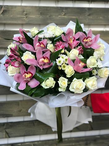 Букет цветов из: Розы и Хризантемы в Сухарево